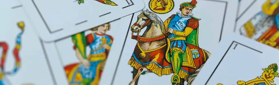 Cartas del Tarot Español esparcidas listas para una lectura