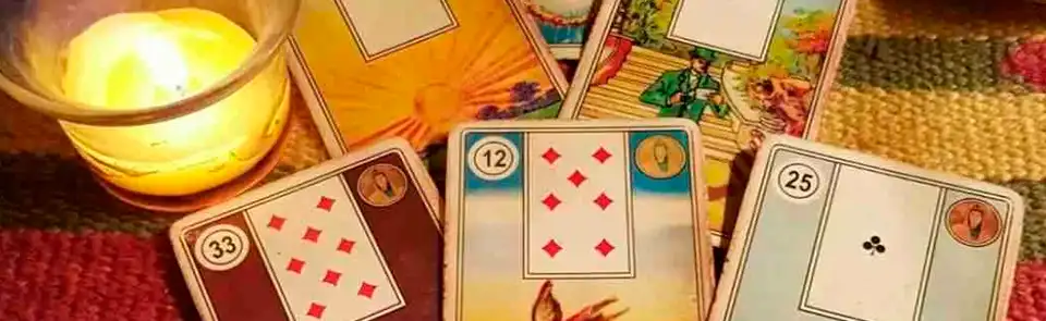 Cartas de Tarot de Lenormand esparcidas listas para la lectura