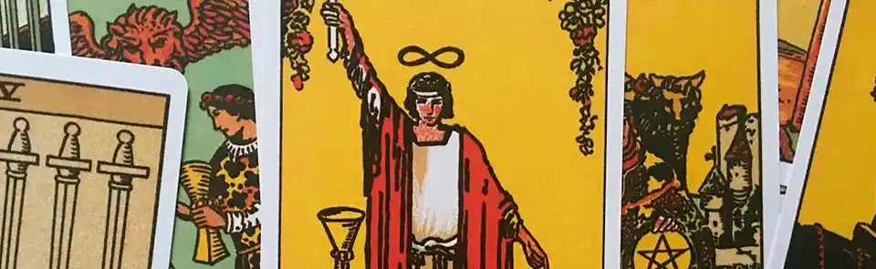 Cartas del Tarot Rider Waite esparcidas esperando tu elección